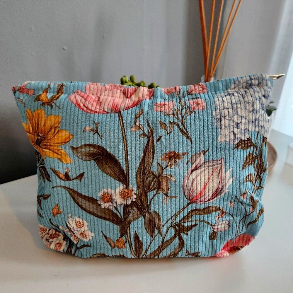 NWOT Make Up Accessory Travel Cosmetics Pouch Blue Floral Corduroy Medium Zipper
